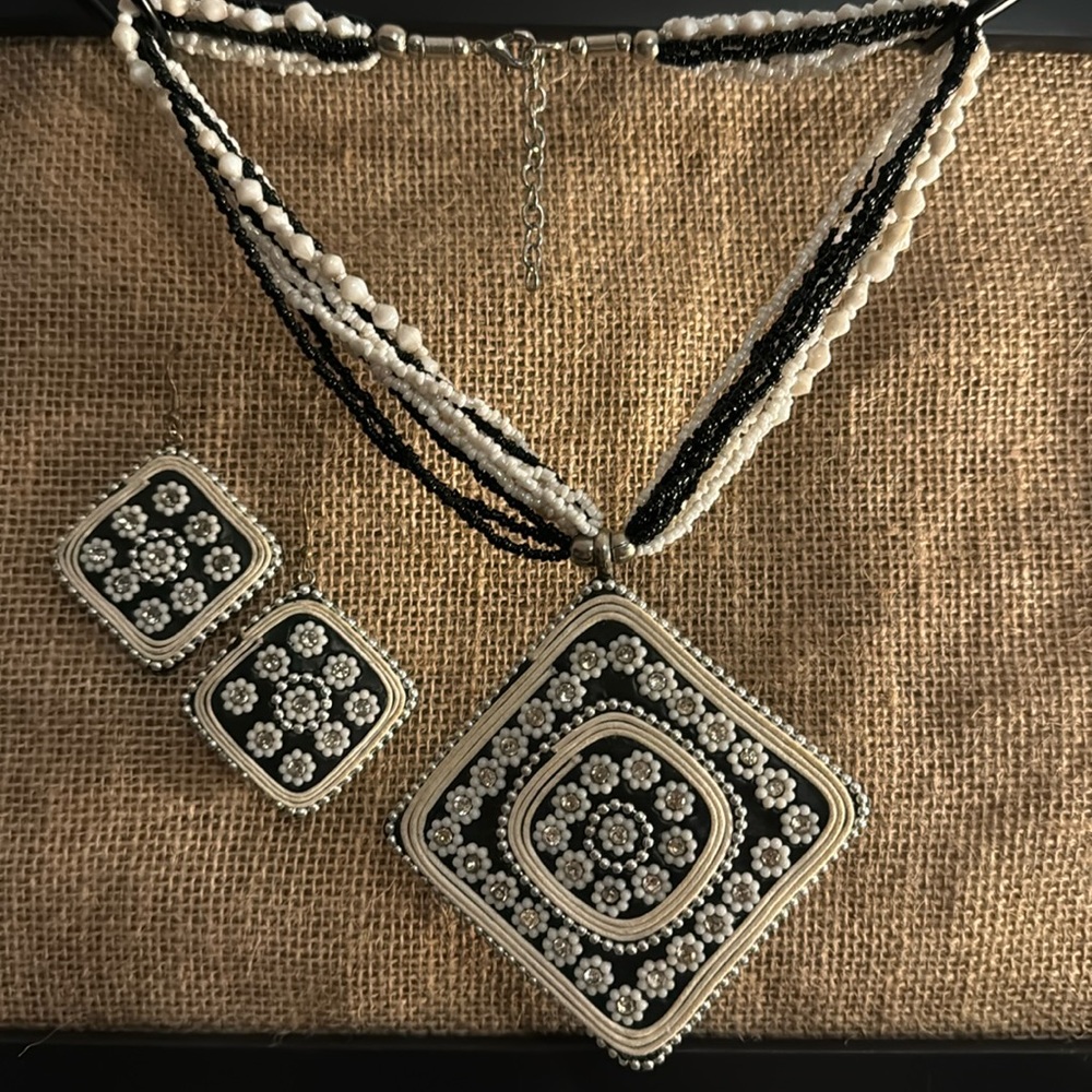Beautiful Beaded Jewelry Set / Navy, Cream & White‎